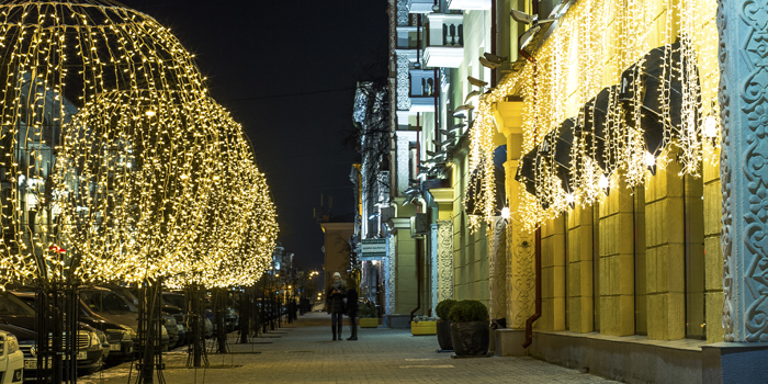 Праздничное оформление деревьев и фасада ресторана Cafe de Paris