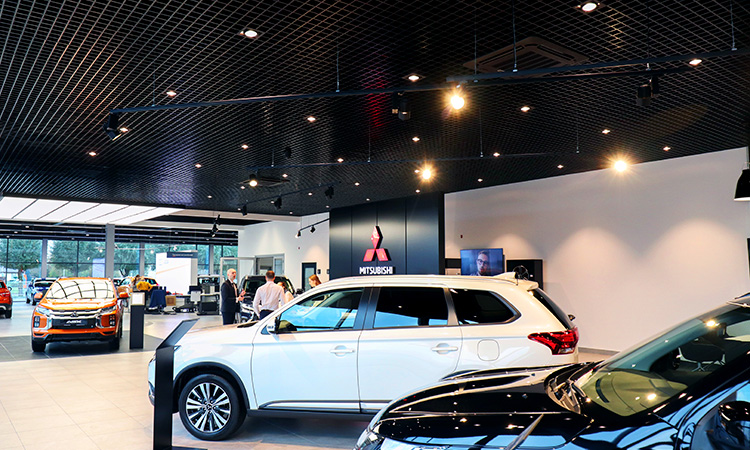 Освещение автосалона компании renault в Минске освещением Lumax