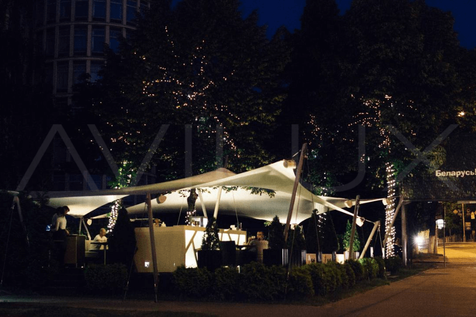 Освещение летнего кафе