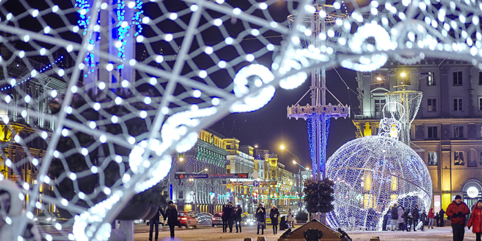 Праздничное оформление Октябрьской площади