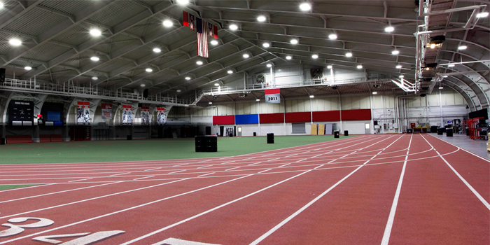 Спортивный зал с беговыми дорожками при включенном освещении