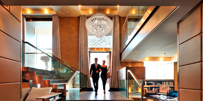 Освещение ресепшена отеля